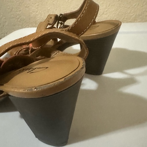 New Clarks. Size 7 Sandals. Tan and orange. - Picture 3 of 6